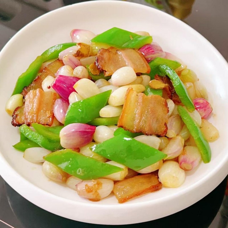 嫩葱头炒腊肉的做法