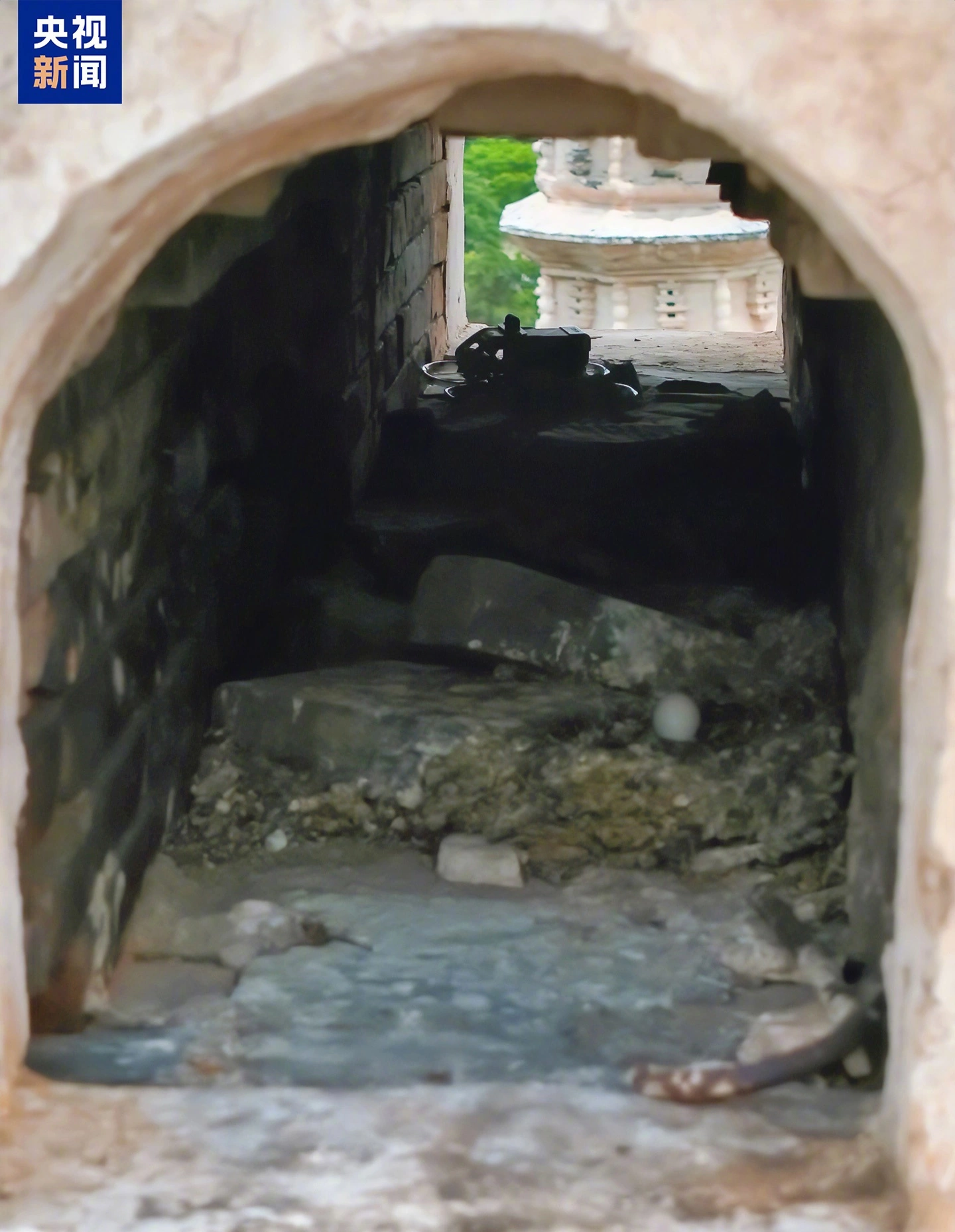 无人机“黑飞”闯入云南大理千年古塔券洞坠落，飞手被拘十日