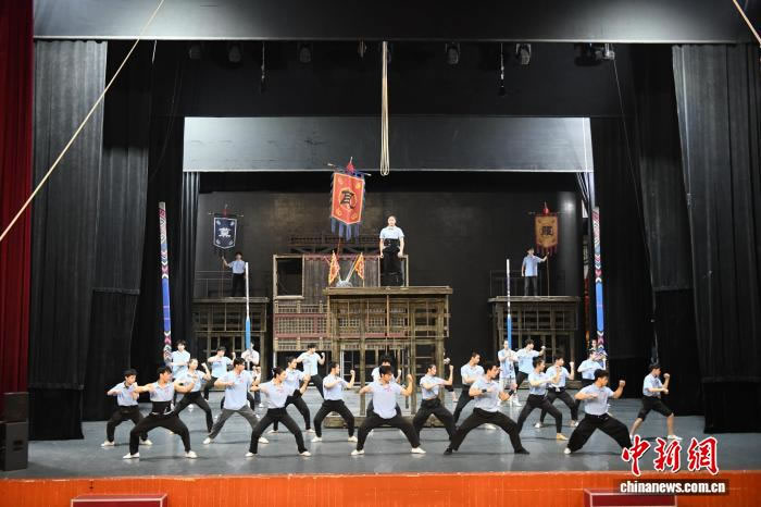 大型杂技剧《花瓦Z兵》首次联排 展现Z兵抗倭脉络