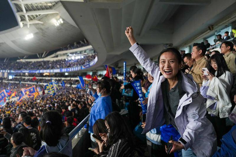 新华社：体育赛事经济持续升温 中超观众创历史苏超火爆