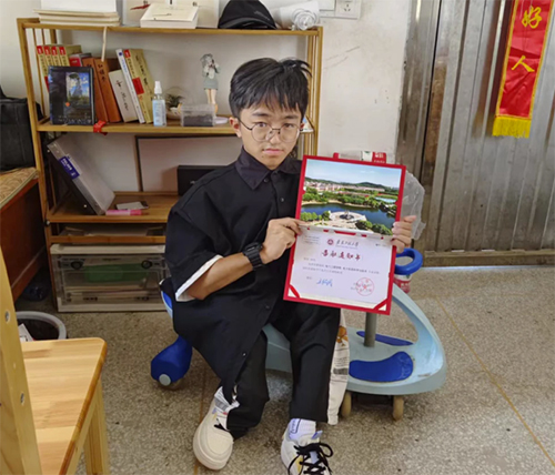 今日主角 | “敬二舅”刷屏：平凡之光，大有力量