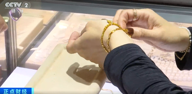 11月化妆品类、金银珠宝消费同比分别增长6.1%、8.5%