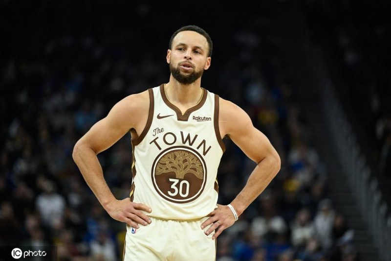 库里砍26+3+6瞬间爆发变三疯 单节6中6一人击垮魔术