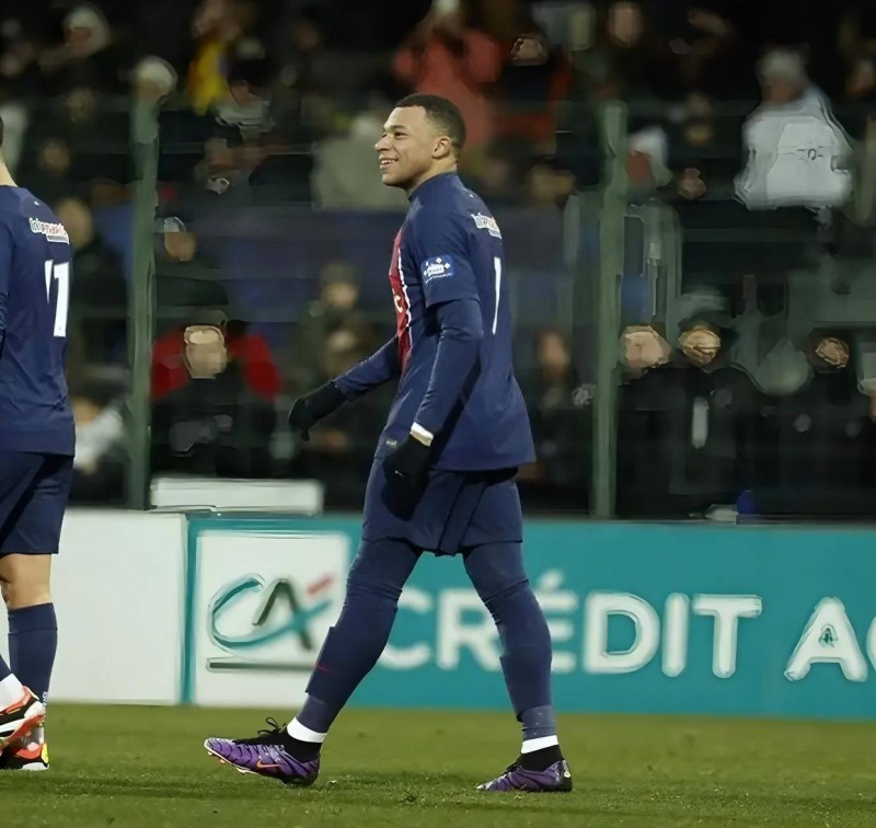 原创             足坛荣耀与落寞：曼城进四强，姆巴佩演帽子戏法，大巴黎六冠王封神