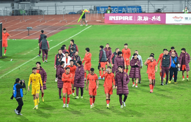 原创             U22国足训练后游迪拜！海港铁卫偶遇巴萨新星，王钰栋穿热刺球衣