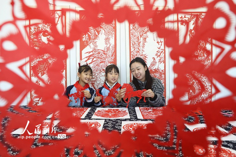 河北唐山：巧手剪纸迎新年