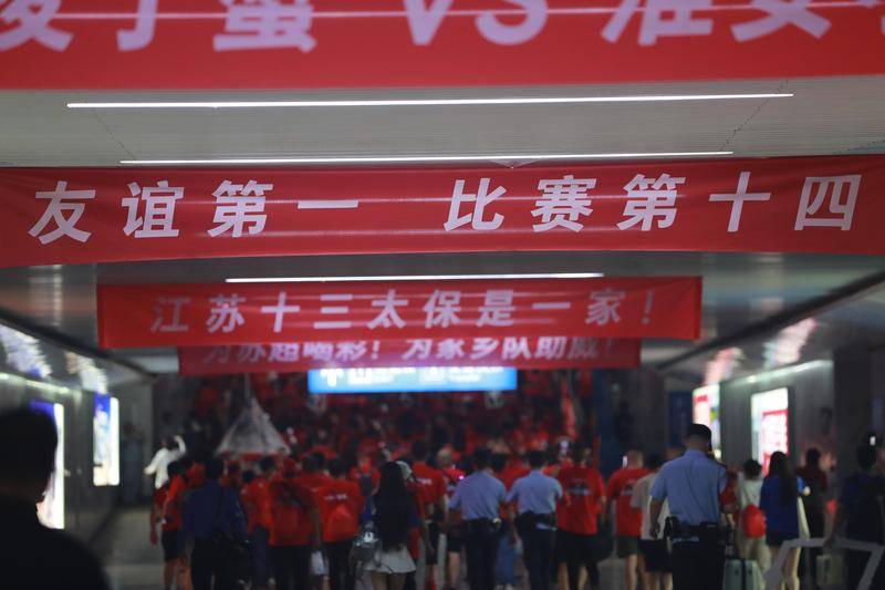 新华社年终稿：国足沉浮与“城超”燎原——中国足球这一年