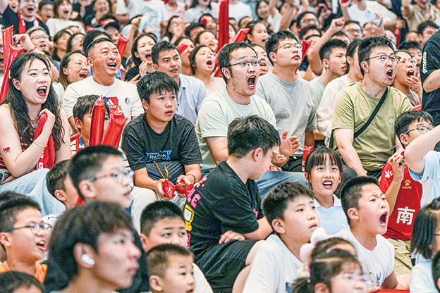 年终报道丨回归足球本源，“苏超”踢出了一记“好球”