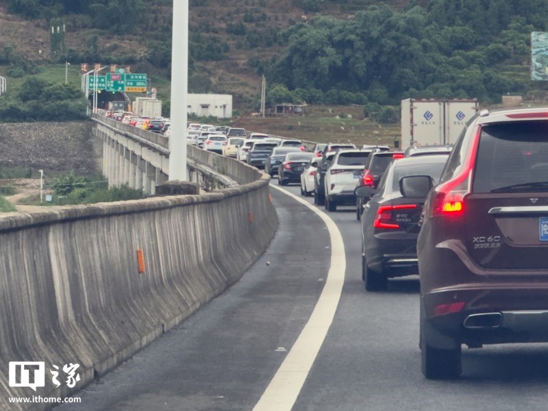 2026 年春节假期 2 月 15 日至 23 日放假九天，七座及以下小客车出行可享高速免费通行政策