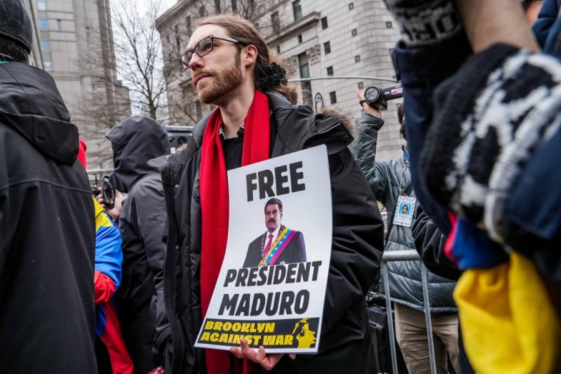 马杜罗出庭：庭内有抗辩  庭外有抗议