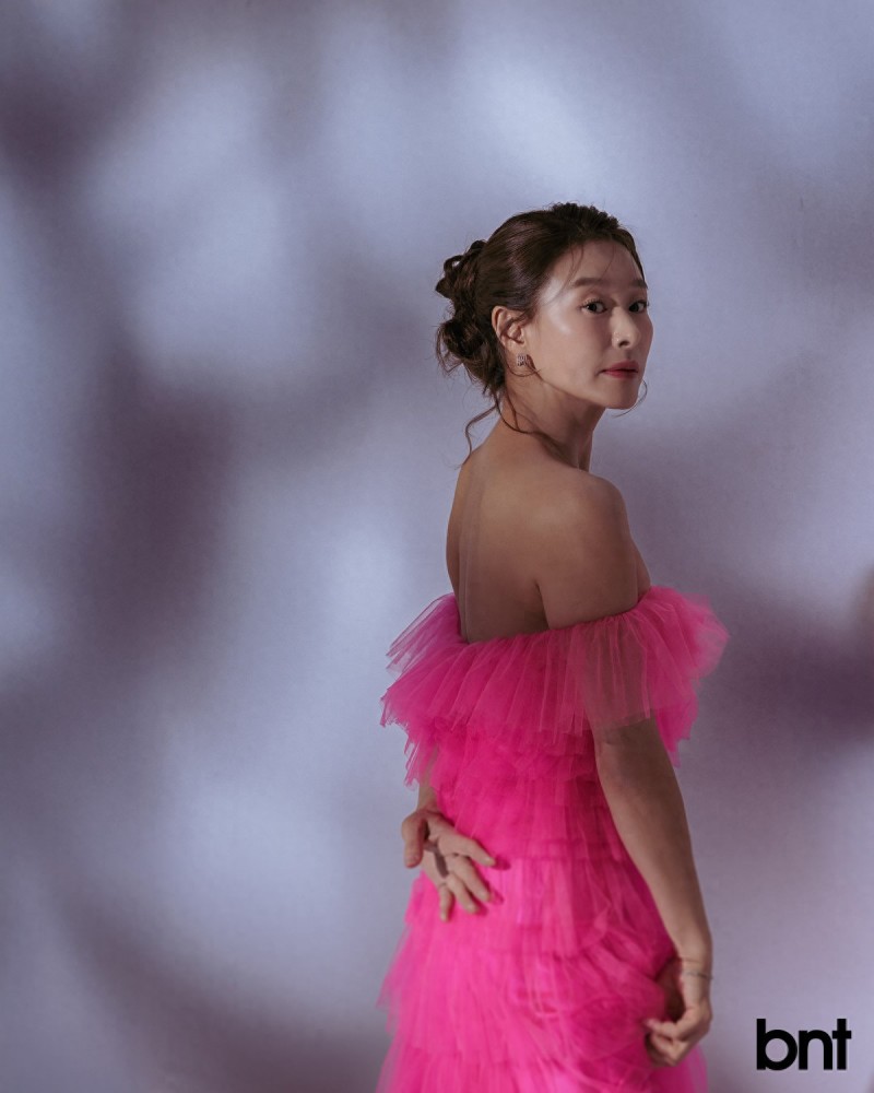 演员艺知源最新时尚写真公开 笑容依旧温柔展现优雅魅力