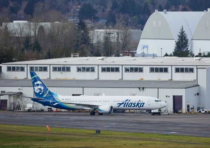 美国飞机空中“掉门”后续:英雄机长成功迫降反成“替罪羊”,为保清白而起诉波音公司 美国飞机空中“掉门”后续:英雄机长成功迫降反成“替罪羊”,为保清白而起诉波音公司