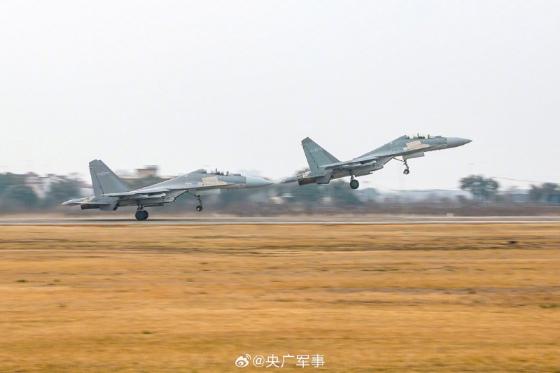 太帅了！空军新年度飞行训练现场大图