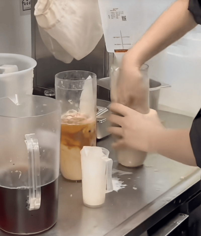 霸王茶姬手打食安危机：业绩下滑股价腰斩，被下调盈利预期