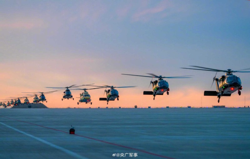 大场面！陆军多型直升机高原飞行训练