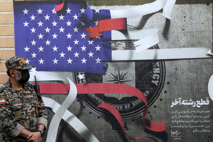 美国加码对伊朗制裁与军事部署 多方就局势表态