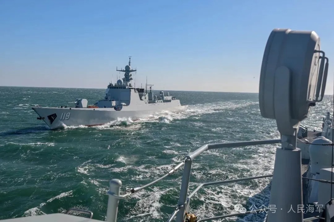 舰艇编队反导演练，隔屏能闻到硝烟味