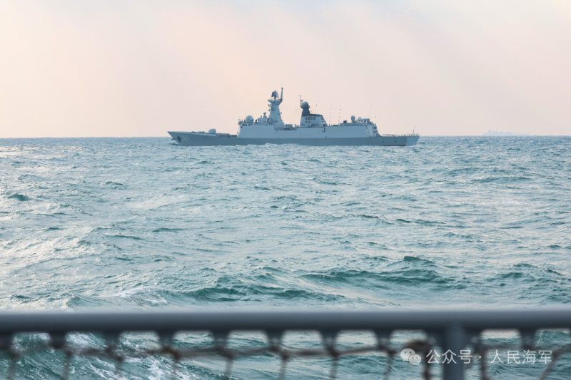 海上亮“舰” 直击舰艇编队实战练兵